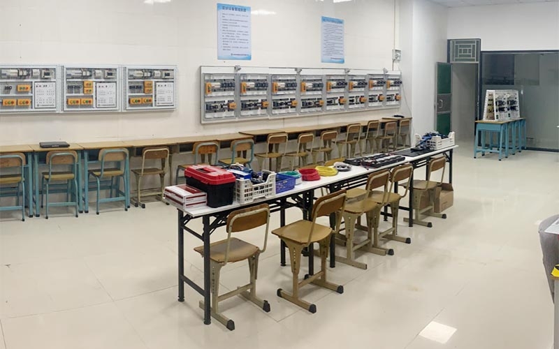 中級電工高級電工實操室一角